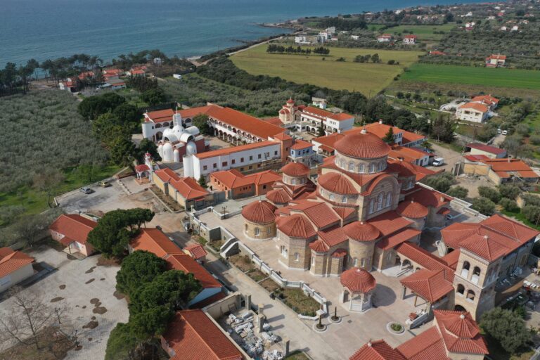 μονη μακρης